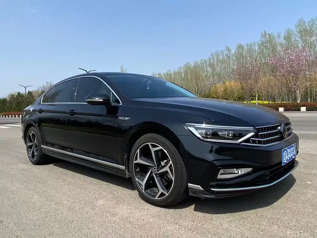 Volkswagen Magotan 2023 2 Million Units Anniversary Edition 330TSI DSG Luxury Model 2023 - thumbnail 2