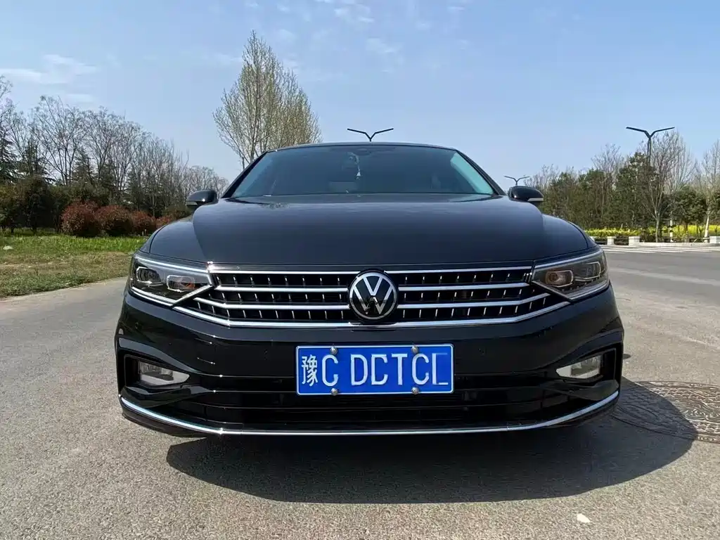 Volkswagen Magotan 2023 2 Million Units Anniversary Edition 330TSI DSG Luxury Model 2023 - thumbnail 3