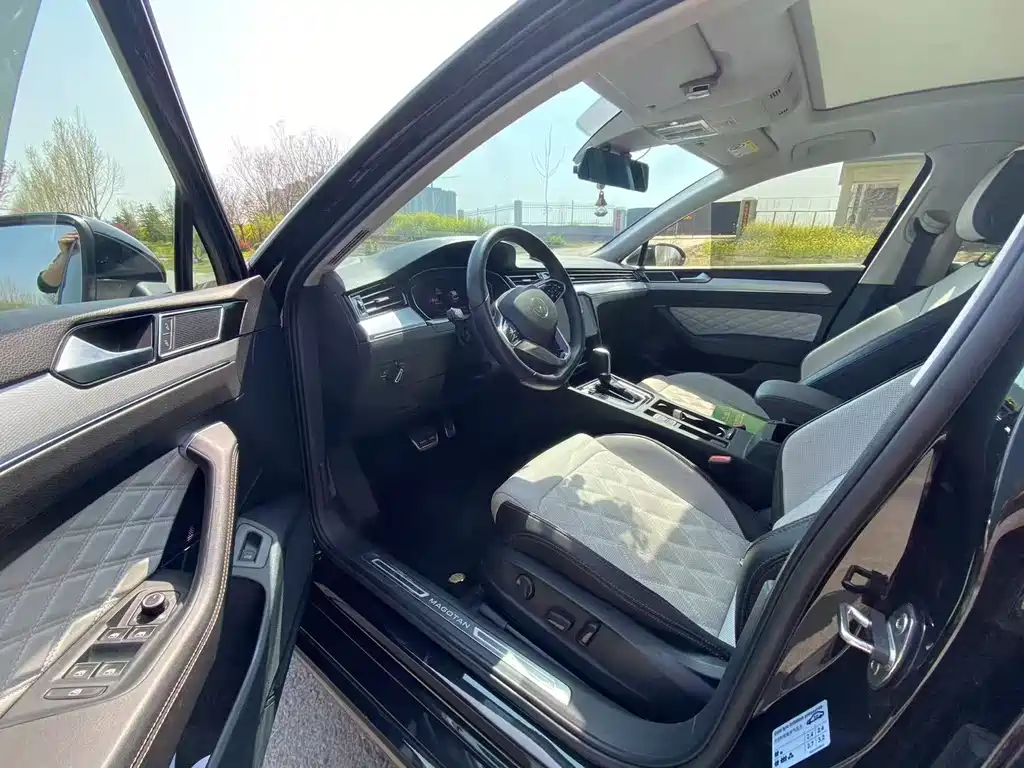 Volkswagen Magotan 2023 2 Million Units Anniversary Edition 330TSI DSG Luxury Model 2023 - thumbnail 5