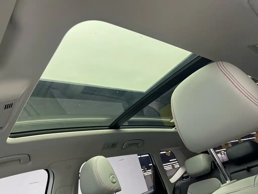 Volkswagen Tharu 2023 300TSI Front-Wheel Drive Moon尊 Edition Note: "月尊" (Moon尊) appears to be a special edition name that may not have an official international translation, so I've kept it as "Moon尊 Edition" since "尊" often indicates a premium/high-end version in Chinese automotive nomenclature. However, if there's an official English name for this specific trim level, it would typically be something like "Premium" or "Luxury" edition. 2023 - thumbnail 6