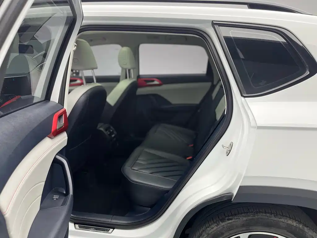 Volkswagen Tharu 2023 300TSI Front-Wheel Drive Moon尊 Edition Note: "月尊" (Moon尊) appears to be a special edition name that may not have an official international translation, so I've kept it as "Moon尊 Edition" since "尊" often indicates a premium/high-end version in Chinese automotive nomenclature. However, if there's an official English name for this specific trim level, it would typically be something like "Premium" or "Luxury" edition. 2023 - thumbnail 7