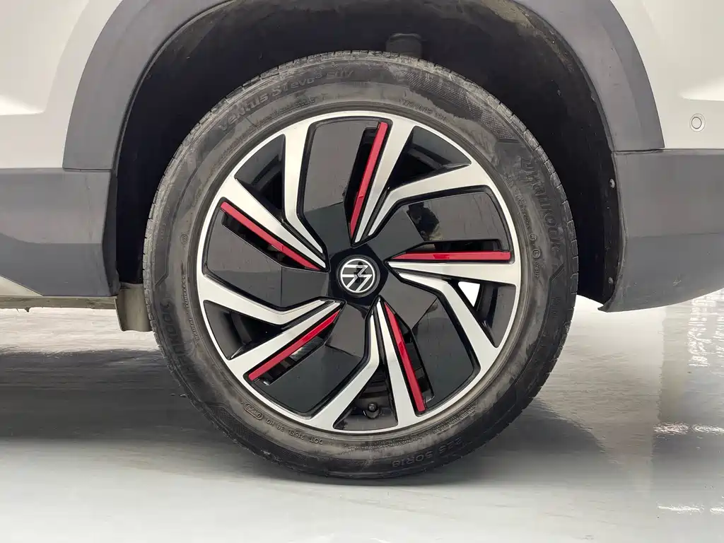 Volkswagen Tharu 2023 300TSI Front-Wheel Drive Moon尊 Edition Note: "月尊" (Moon尊) appears to be a special edition name that may not have an official international translation, so I've kept it as "Moon尊 Edition" since "尊" often indicates a premium/high-end version in Chinese automotive nomenclature. However, if there's an official English name for this specific trim level, it would typically be something like "Premium" or "Luxury" edition. 2023 - thumbnail 12