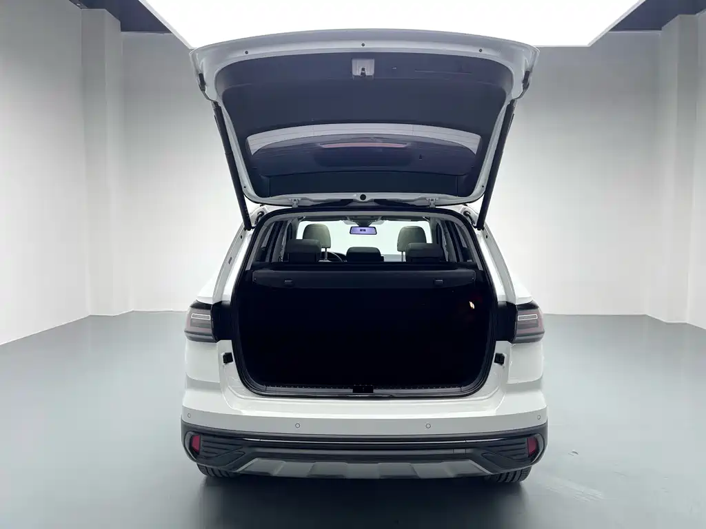 Volkswagen Tharu 2023 300TSI Front-Wheel Drive Moon尊 Edition Note: "月尊" (Moon尊) appears to be a special edition name that may not have an official international translation, so I've kept it as "Moon尊 Edition" since "尊" often indicates a premium/high-end version in Chinese automotive nomenclature. However, if there's an official English name for this specific trim level, it would typically be something like "Premium" or "Luxury" edition. 2023 - thumbnail 14