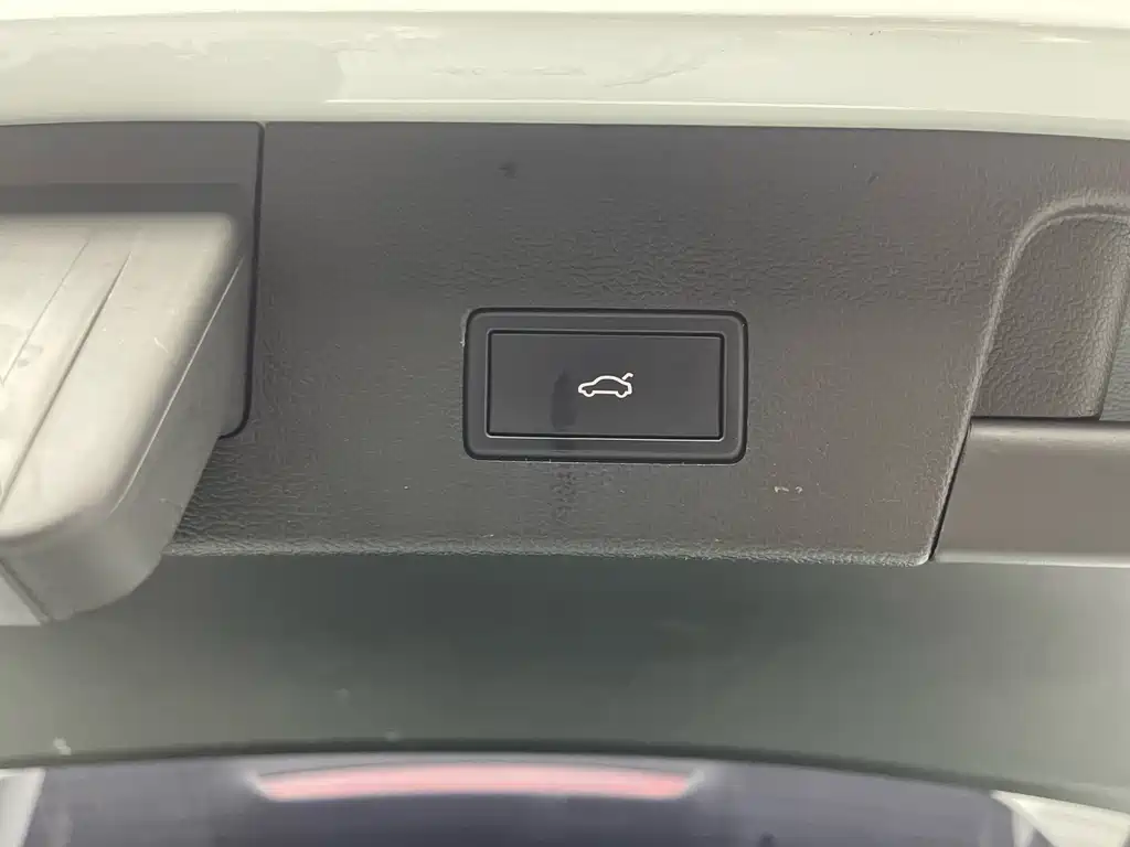 Volkswagen Tharu 2023 300TSI Front-Wheel Drive Moon尊 Edition Note: "月尊" (Moon尊) appears to be a special edition name that may not have an official international translation, so I've kept it as "Moon尊 Edition" since "尊" often indicates a premium/high-end version in Chinese automotive nomenclature. However, if there's an official English name for this specific trim level, it would typically be something like "Premium" or "Luxury" edition. 2023 - thumbnail 16