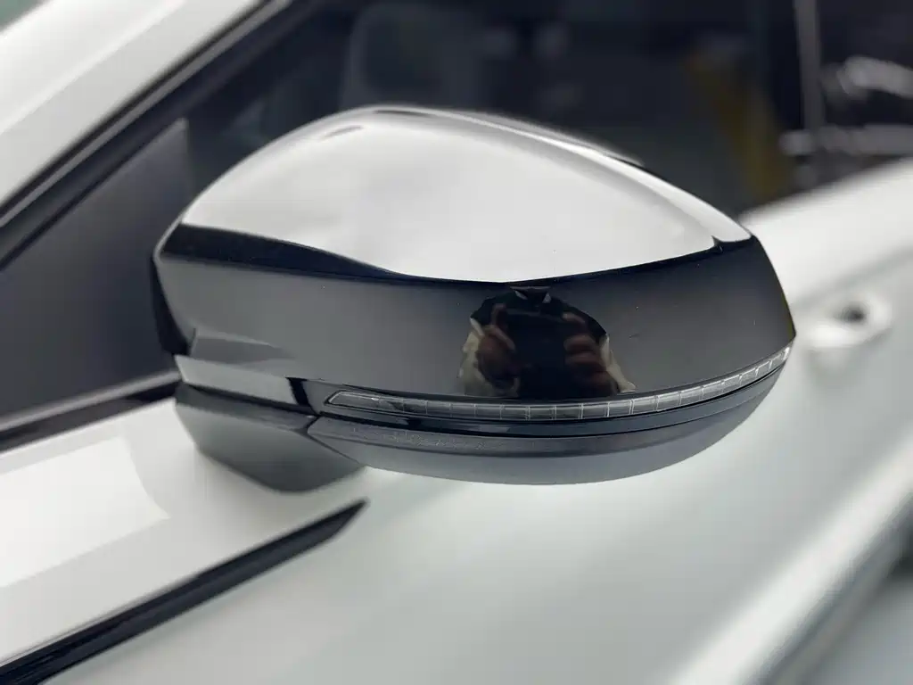 Volkswagen Tharu 2023 300TSI Front-Wheel Drive Moon尊 Edition Note: "月尊" (Moon尊) appears to be a special edition name that may not have an official international translation, so I've kept it as "Moon尊 Edition" since "尊" often indicates a premium/high-end version in Chinese automotive nomenclature. However, if there's an official English name for this specific trim level, it would typically be something like "Premium" or "Luxury" edition. 2023 - thumbnail 17