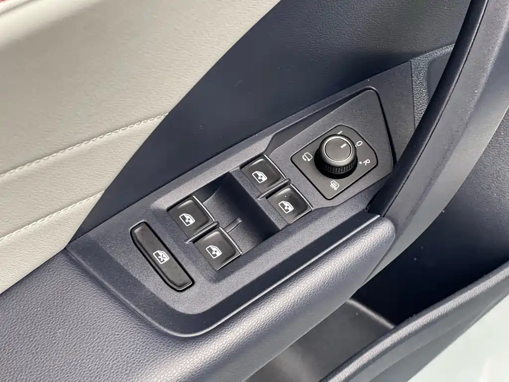 Volkswagen Tharu 2023 300TSI Front-Wheel Drive Moon尊 Edition Note: "月尊" (Moon尊) appears to be a special edition name that may not have an official international translation, so I've kept it as "Moon尊 Edition" since "尊" often indicates a premium/high-end version in Chinese automotive nomenclature. However, if there's an official English name for this specific trim level, it would typically be something like "Premium" or "Luxury" edition. 2023 - thumbnail 20