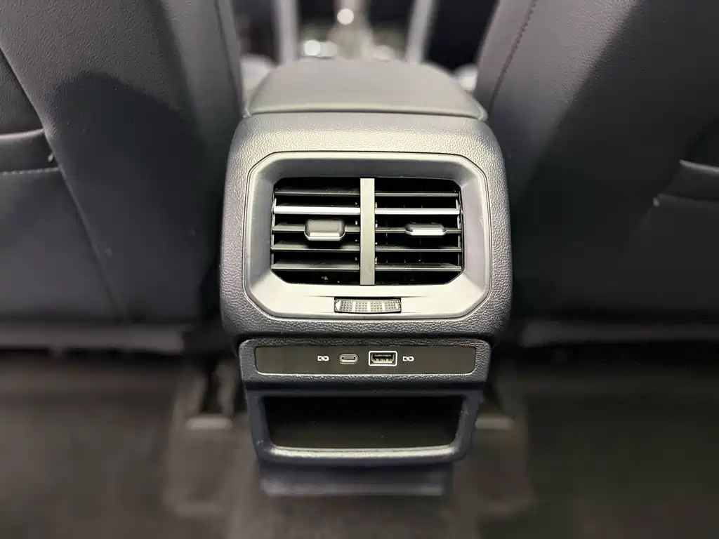 Volkswagen Tharu 2023 300TSI Front-Wheel Drive Moon尊 Edition Note: "月尊" (Moon尊) appears to be a special edition name that may not have an official international translation, so I've kept it as "Moon尊 Edition" since "尊" often indicates a premium/high-end version in Chinese automotive nomenclature. However, if there's an official English name for this specific trim level, it would typically be something like "Premium" or "Luxury" edition. 2023 - thumbnail 21