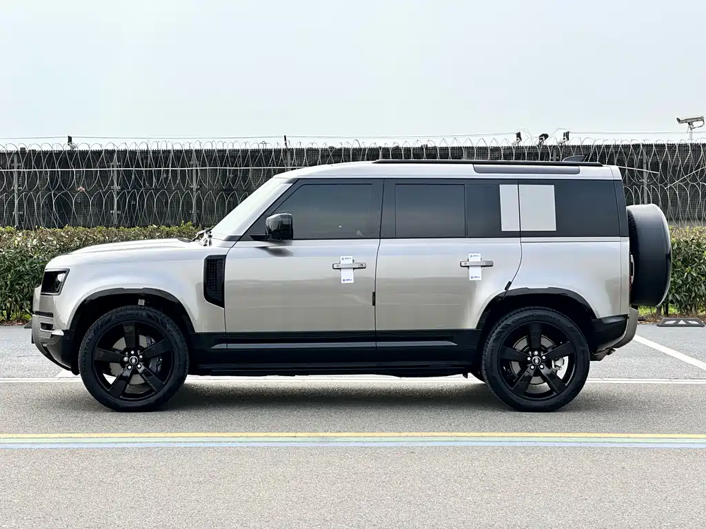 Land Rover Range Rover Defender 2025 110 3.0T P400 X-Dynamic HSE 2025 - thumbnail 4