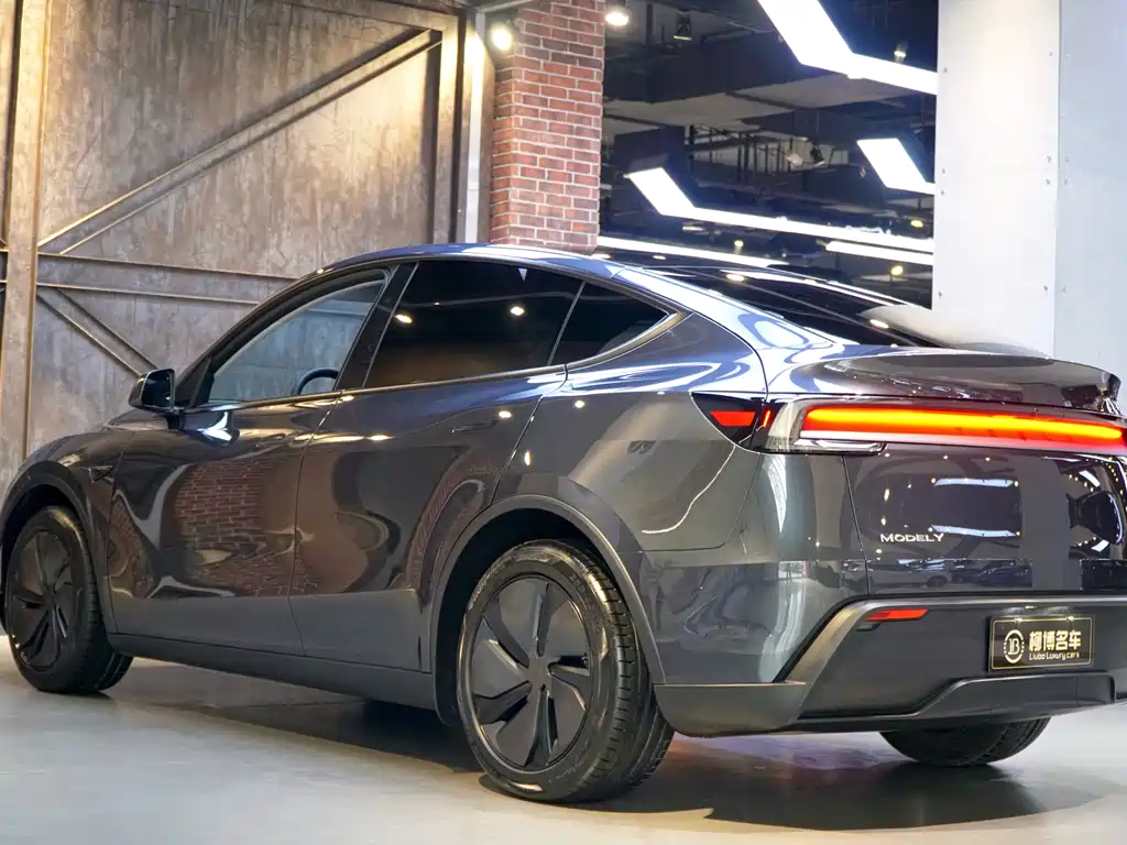 Tesla Model Y 2025 Long Range AWD First Edition 2025 - thumbnail 4