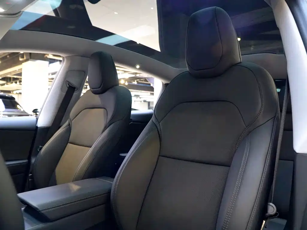 Tesla Model Y 2025 Long Range AWD First Edition 2025 - thumbnail 9