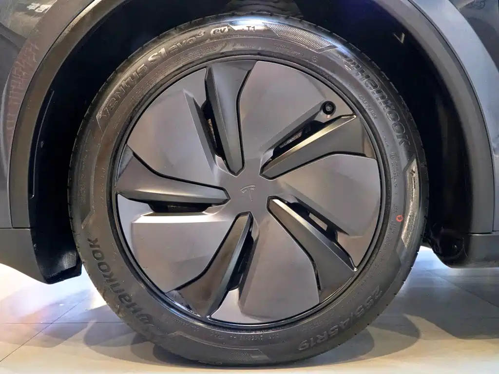 Tesla Model Y 2025 Long Range AWD First Edition 2025 - thumbnail 21