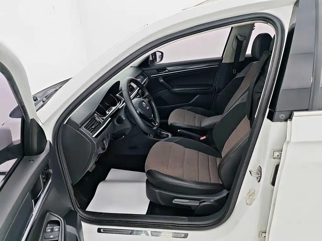 Volkswagen C-TREK Vilor 2018 230TSI DSG Comfort Model 2017 - thumbnail 5