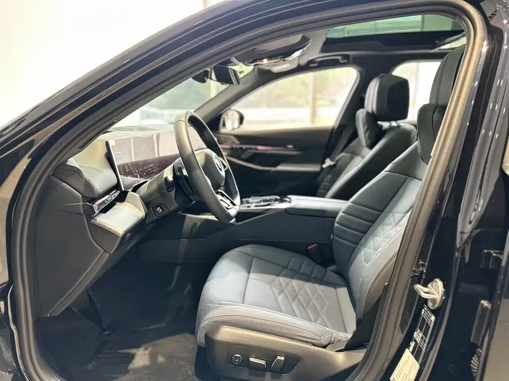 BMW BMW 5 Series 2025 530Li Luxury M Sport Package 2025 - thumbnail 11