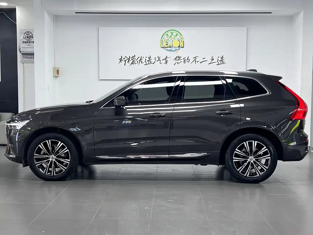 Volvo Volvo XC60 2022 B5 AWD Momentum Luxury Edition 2022 - thumbnail 4