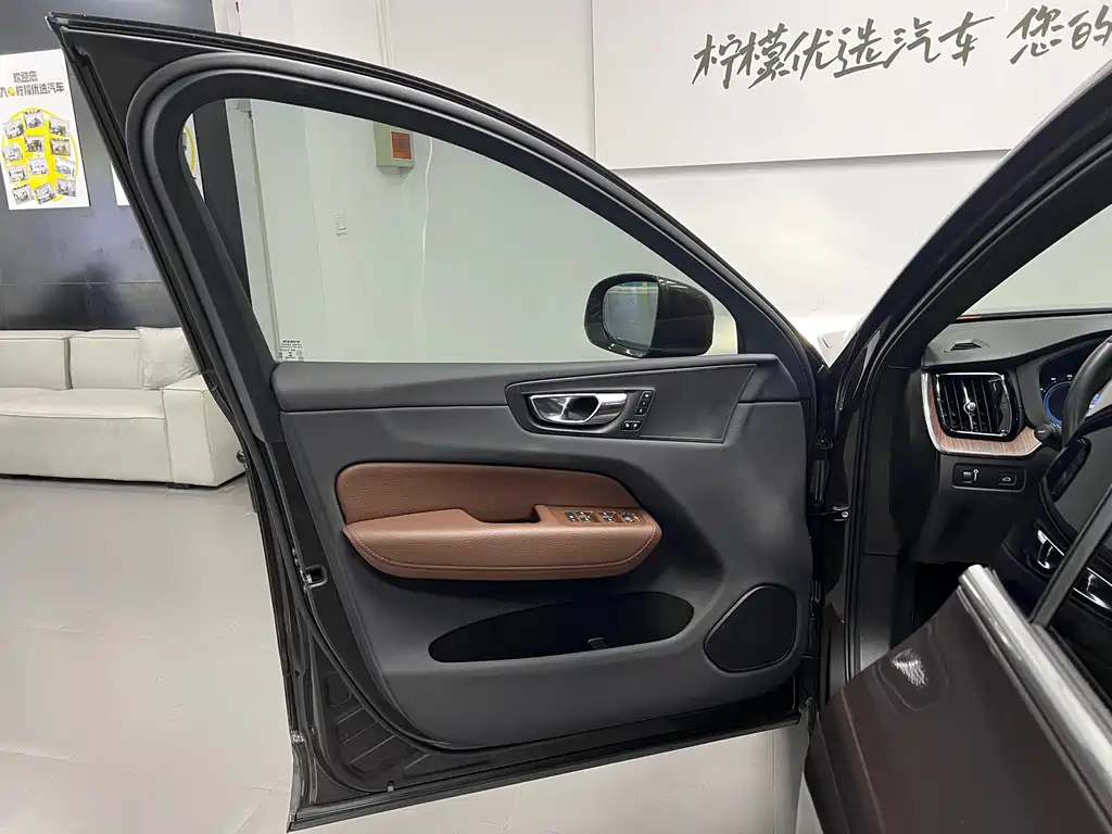 Volvo Volvo XC60 2022 B5 AWD Momentum Luxury Edition 2022 - thumbnail 17