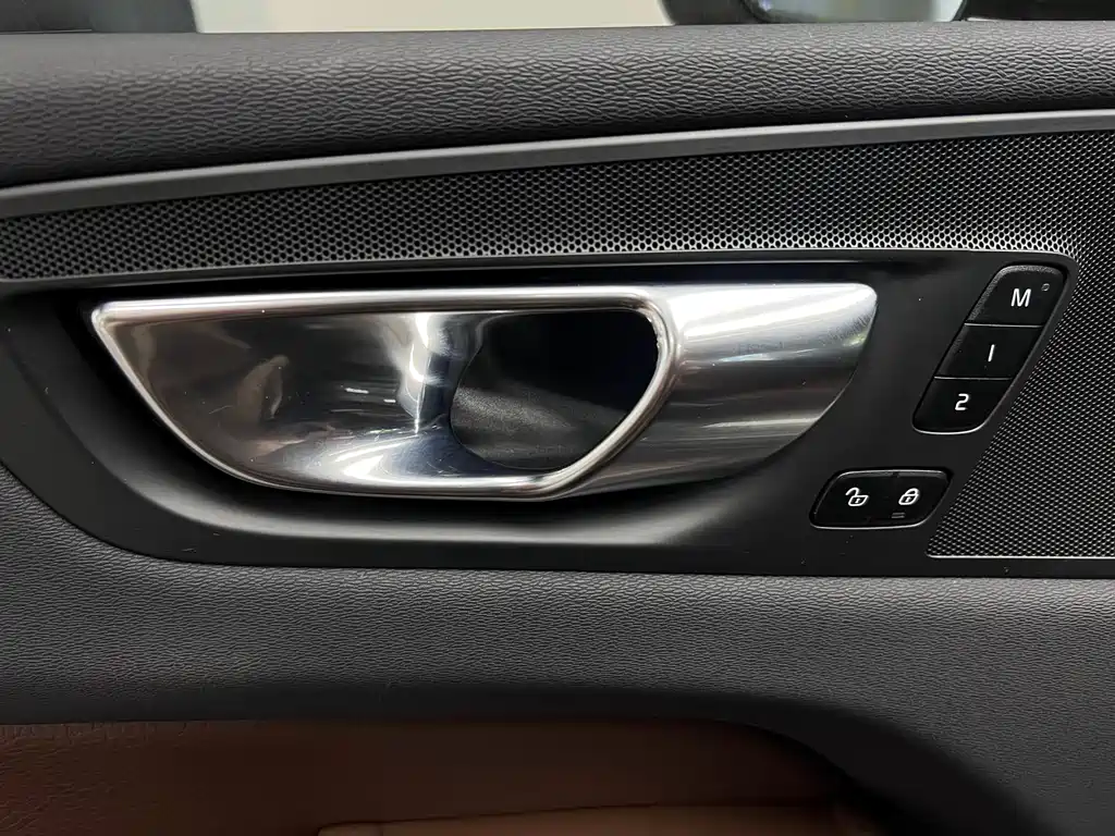Volvo Volvo XC60 2022 B5 AWD Momentum Luxury Edition 2022 - thumbnail 18
