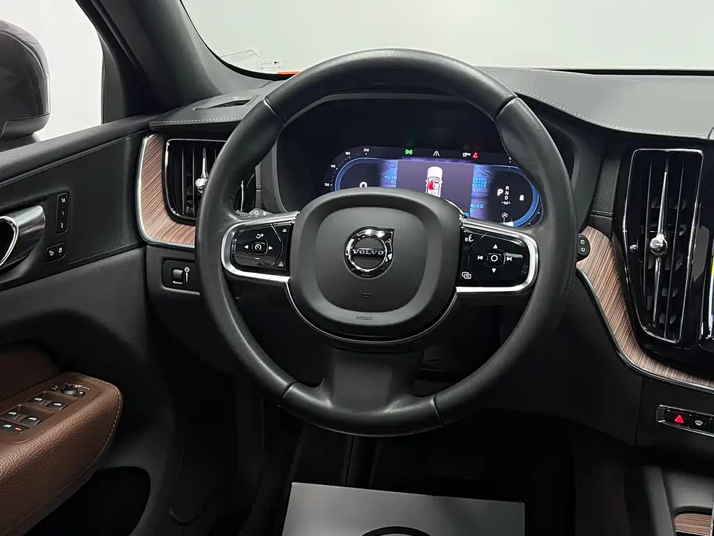 Volvo Volvo XC60 2022 B5 AWD Momentum Luxury Edition 2022 - thumbnail 28