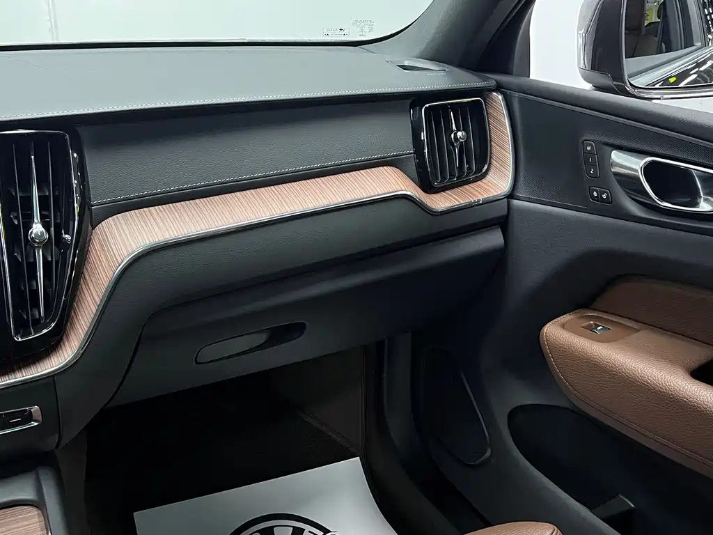 Volvo Volvo XC60 2022 B5 AWD Momentum Luxury Edition 2022 - thumbnail 30