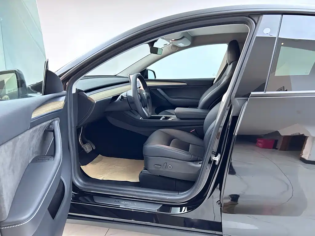 Tesla Model Y 2022 Rear-Wheel Drive Version 2022 - thumbnail 8