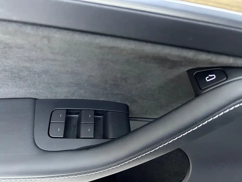 Tesla Model Y 2022 Rear-Wheel Drive Version 2022 - thumbnail 12