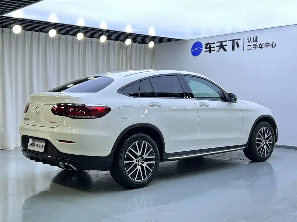 Mercedes-Benz Mercedes-Benz GLC Coupe 2021 GLC 300 4MATIC AMG Line Coupé SUV 2021 - thumbnail 4