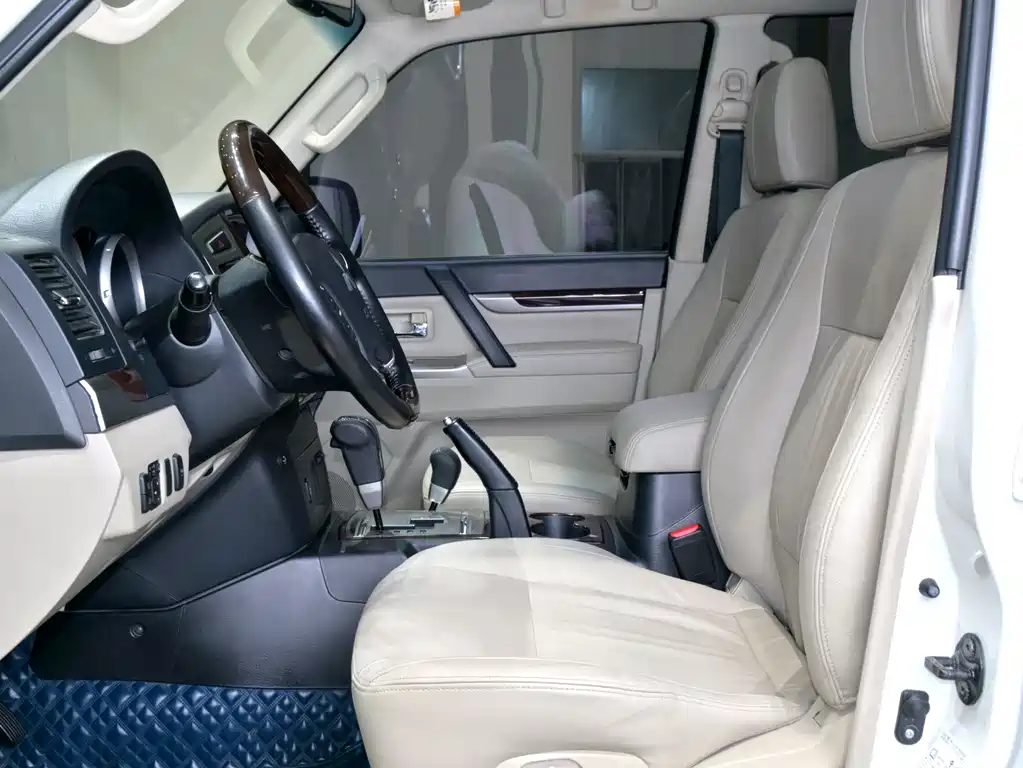 Mitsubishi Pajero (Import) V97 2019 Model 3.8L Middle East Version 2019 - thumbnail 9