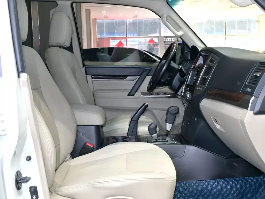 Mitsubishi Pajero (Import) V97 2019 Model 3.8L Middle East Version 2019 - thumbnail 11