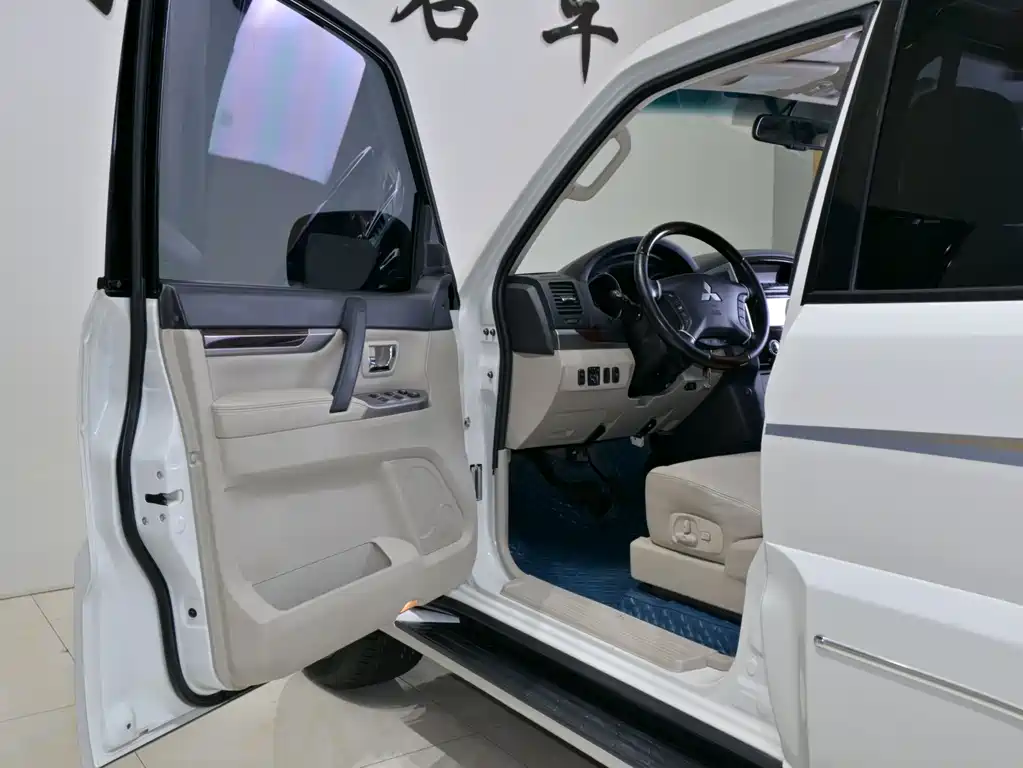 Mitsubishi Pajero (Import) V97 2019 Model 3.8L Middle East Version 2019 - thumbnail 12