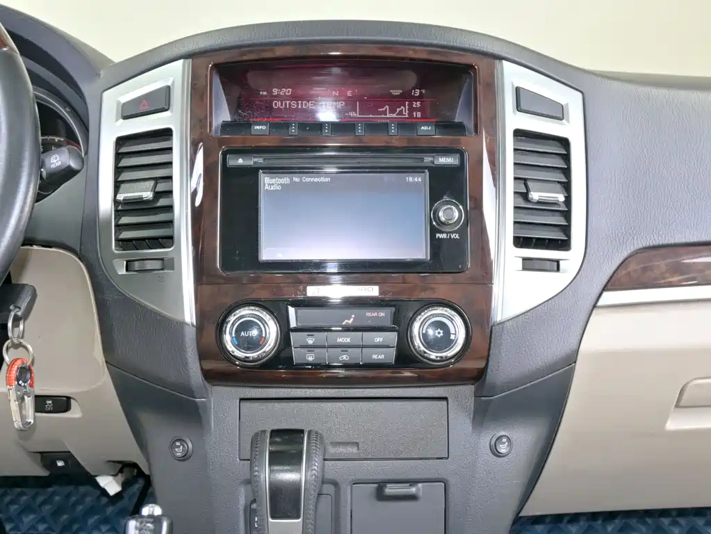 Mitsubishi Pajero (Import) V97 2019 Model 3.8L Middle East Version 2019 - thumbnail 14