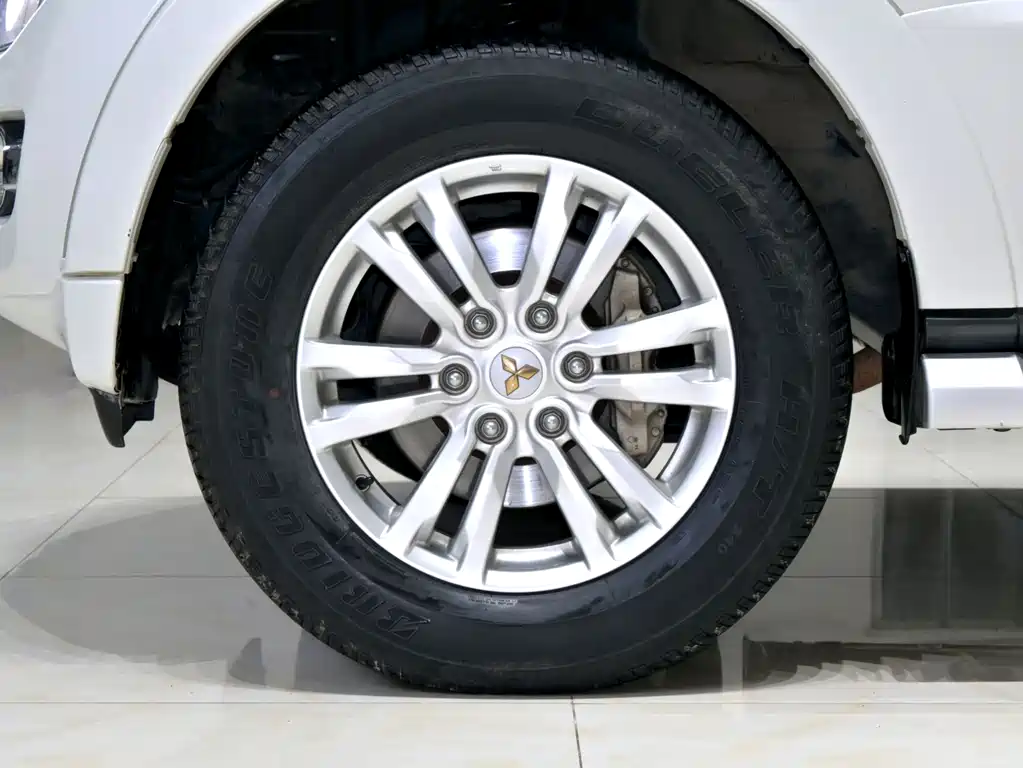 Mitsubishi Pajero (Import) V97 2019 Model 3.8L Middle East Version 2019 - thumbnail 28