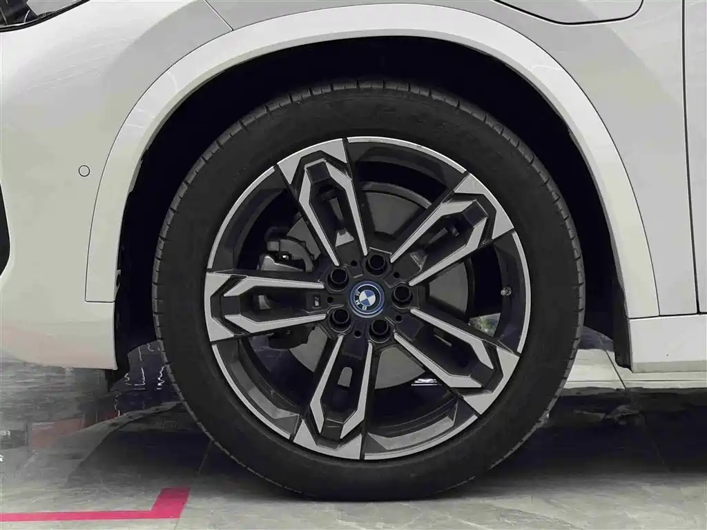 BMW BMW iX1 2025 xDrive30L M Sport Black Night Package 2025 - thumbnail 4