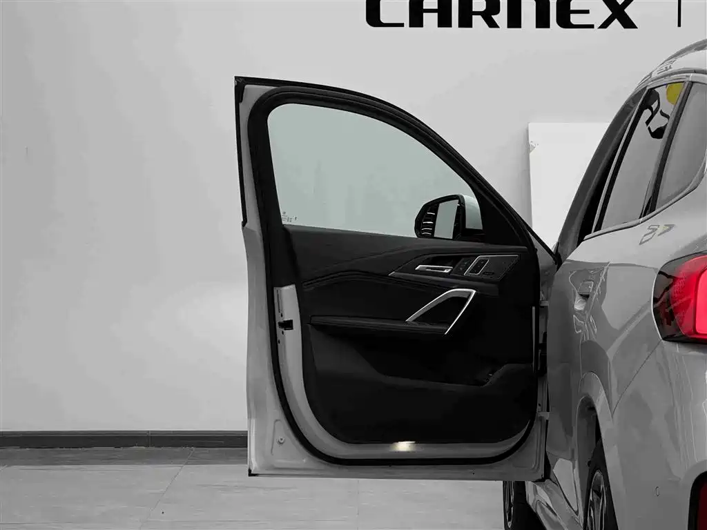 BMW BMW iX1 2025 xDrive30L M Sport Black Night Package 2025 - thumbnail 5