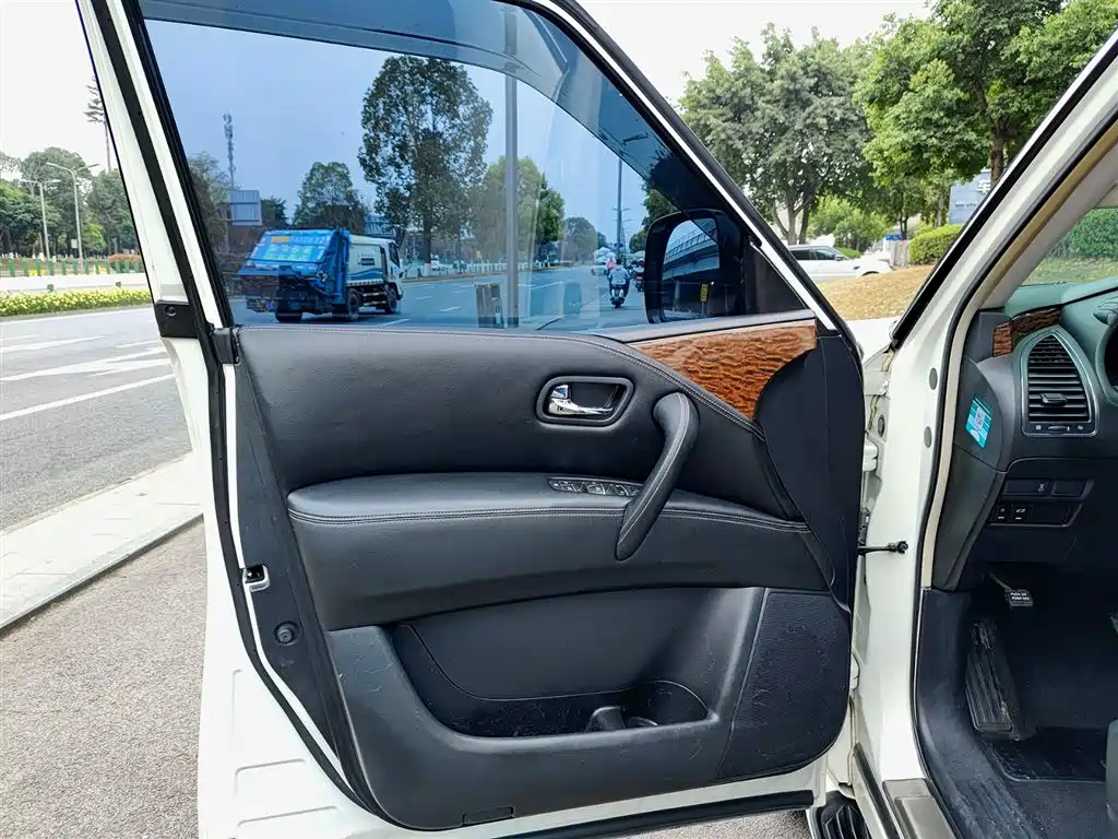 Nissan Nissan Patrol 2018 4.0L LE 2019 - thumbnail 6