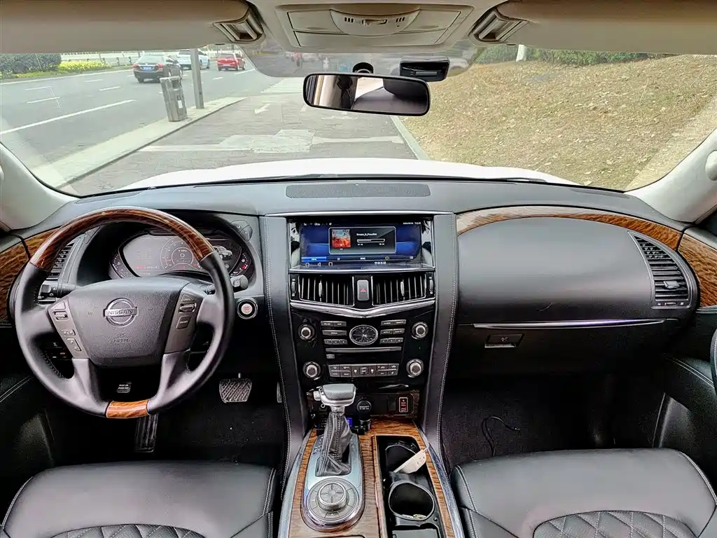 Nissan Nissan Patrol 2018 4.0L LE 2019 - thumbnail 10