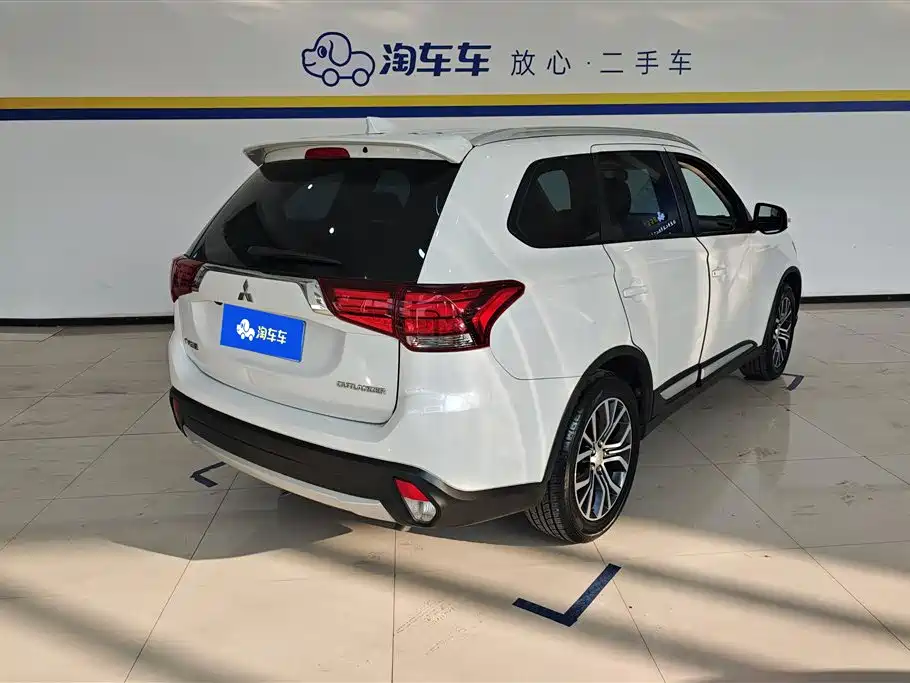 Mitsubishi Mitsubishi Outlander 2018 2.0L 2WD GLS 7-seater 2018 - thumbnail 3