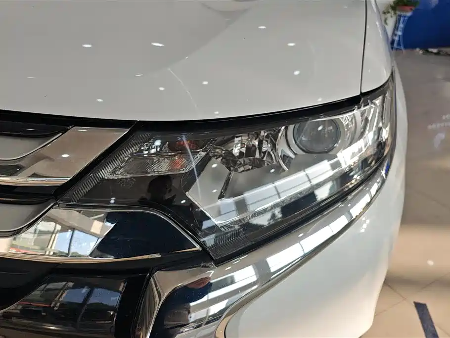 Mitsubishi Mitsubishi Outlander 2018 2.0L 2WD GLS 7-seater 2018 - thumbnail 5