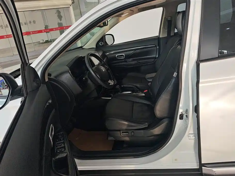Mitsubishi Mitsubishi Outlander 2018 2.0L 2WD GLS 7-seater 2018 - thumbnail 9