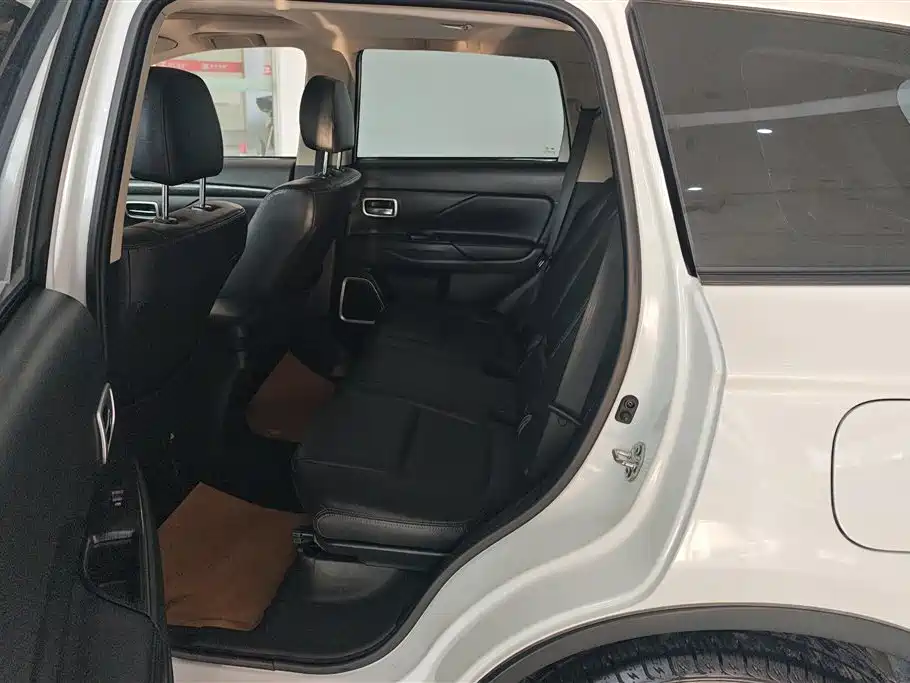 Mitsubishi Mitsubishi Outlander 2018 2.0L 2WD GLS 7-seater 2018 - thumbnail 11