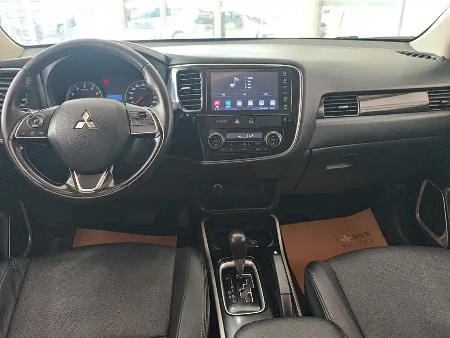Mitsubishi Mitsubishi Outlander 2018 2.0L 2WD GLS 7-seater 2018 - thumbnail 12