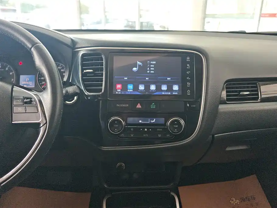 Mitsubishi Mitsubishi Outlander 2018 2.0L 2WD GLS 7-seater 2018 - thumbnail 13