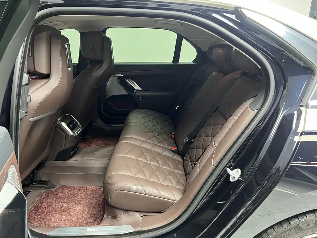 BMW BMW 7 Series 2023 735Li Luxury Package 2023 - thumbnail 14