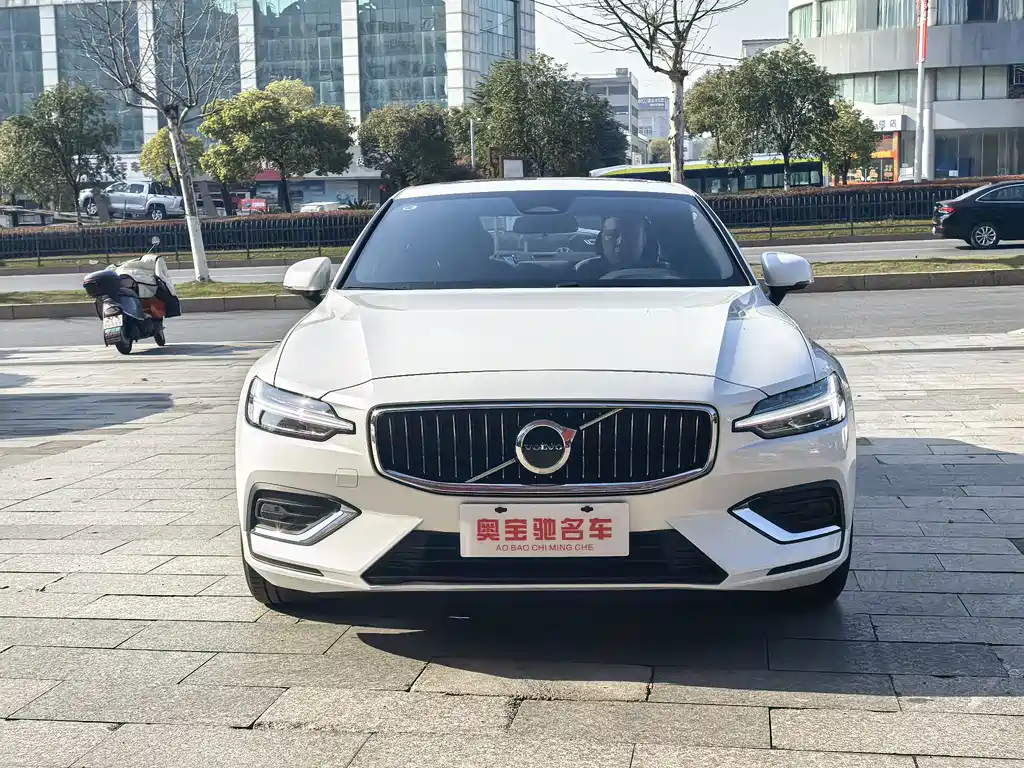 Volvo Volvo S60 2025 B4 R-Design Luxury 2025 - thumbnail 2