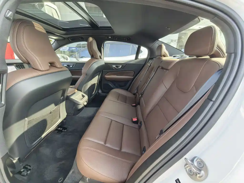 Volvo Volvo S60 2025 B4 R-Design Luxury 2025 - thumbnail 9