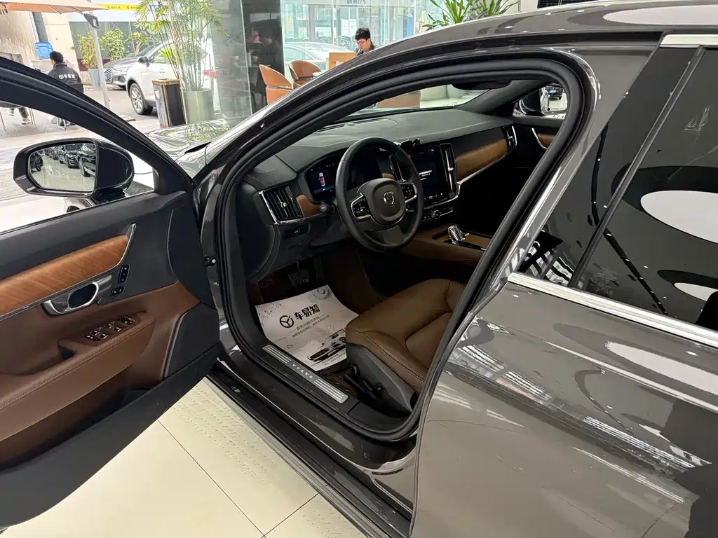Volvo Volvo S90 2023 B5 Momentum Luxury Edition 2023 - thumbnail 4