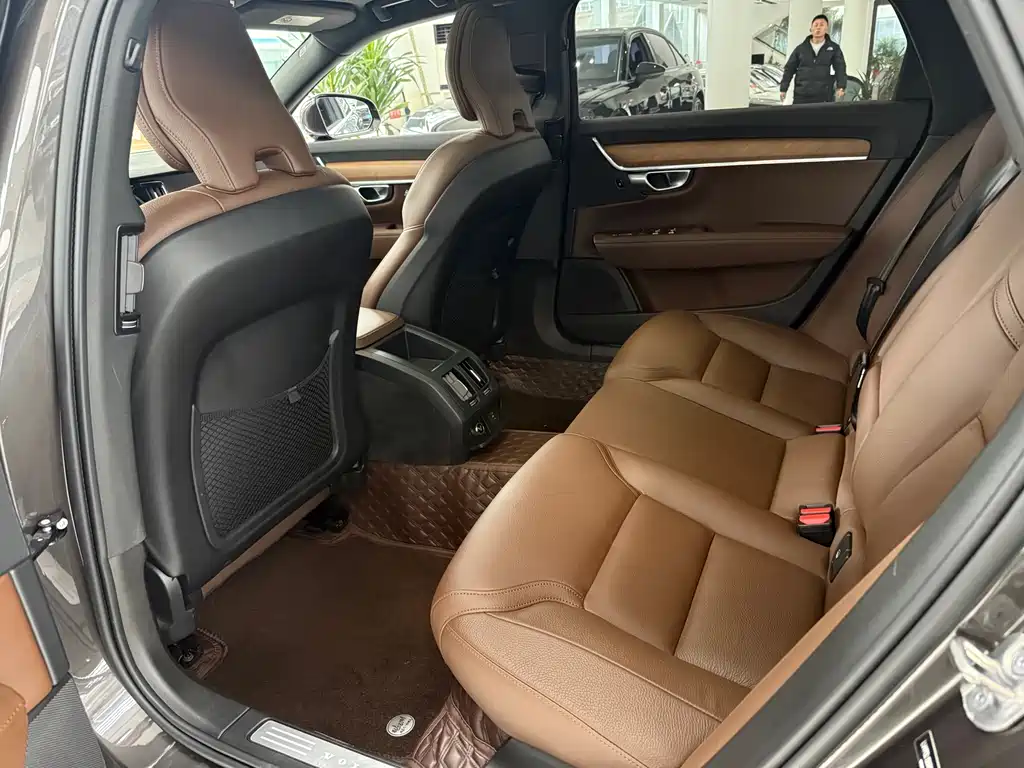 Volvo Volvo S90 2023 B5 Momentum Luxury Edition 2023 - thumbnail 10