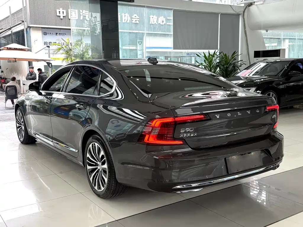Volvo Volvo S90 2023 B5 Momentum Luxury Edition 2023 - thumbnail 16