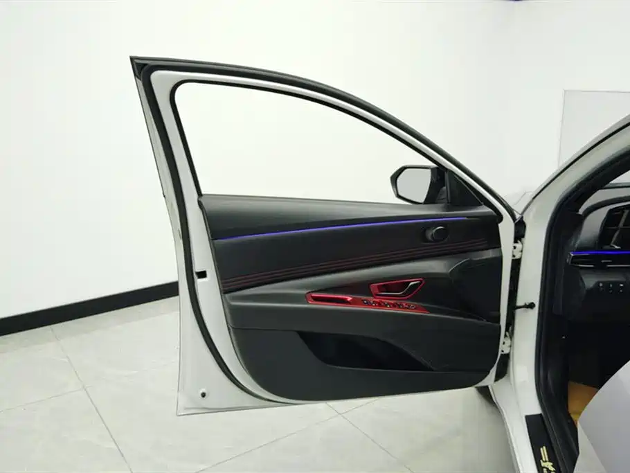 Hyundai Elantra 2022 240T GDi DCT LUX Premium Edition 2022 - thumbnail 5