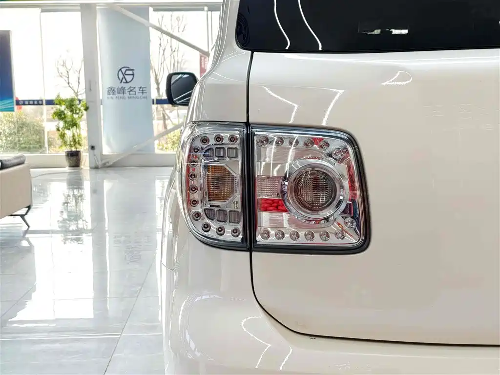 Nissan Nissan Patrol 2018 4.0L Premium 2018 - thumbnail 15