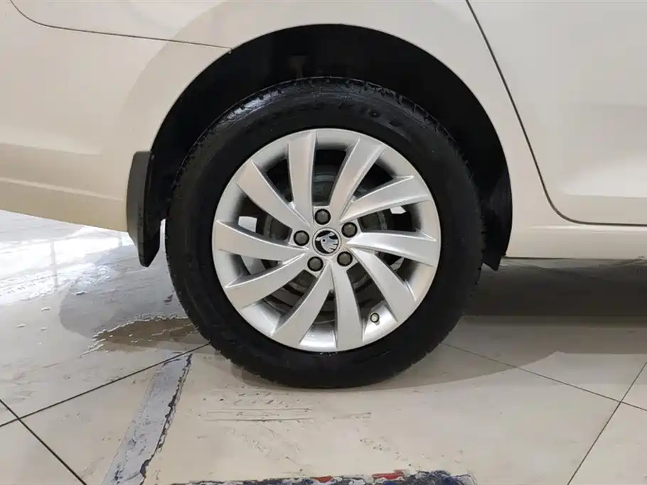 Skoda Skoda Rapid 2018 1.6L Manual Comfort Edition 2018 - thumbnail 6