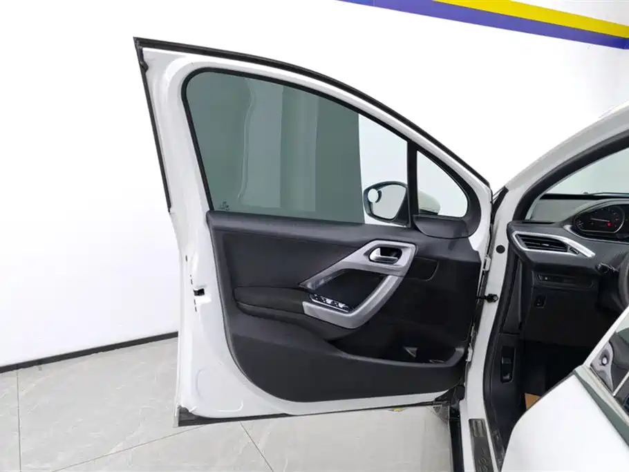 Peugeot Peugeot 2008 2014 1.6L Automatic Fashion Edition 2015 - thumbnail 7